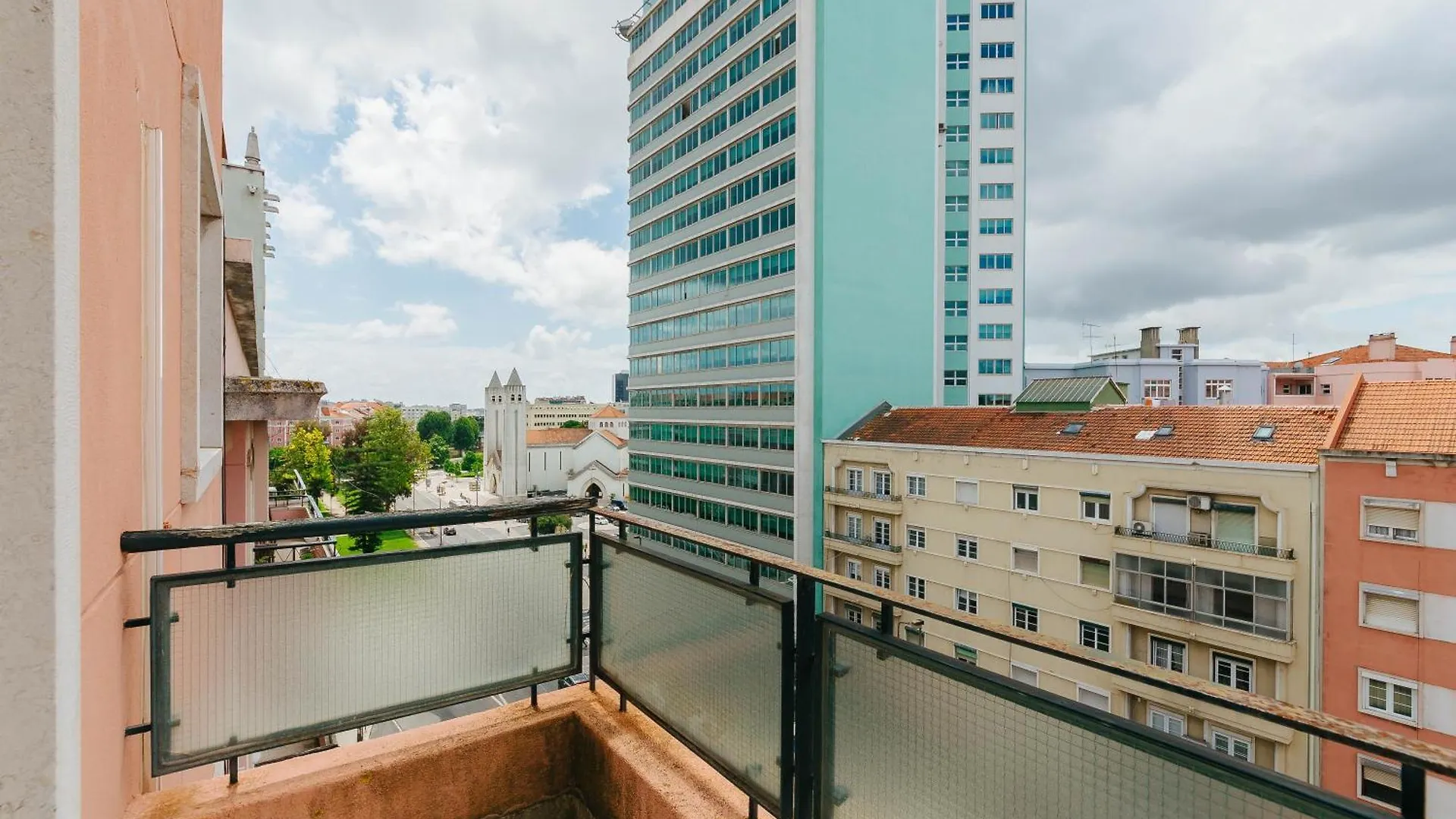Rent4Rest Lisbon Family & Friends Apartment In Roma Avenue